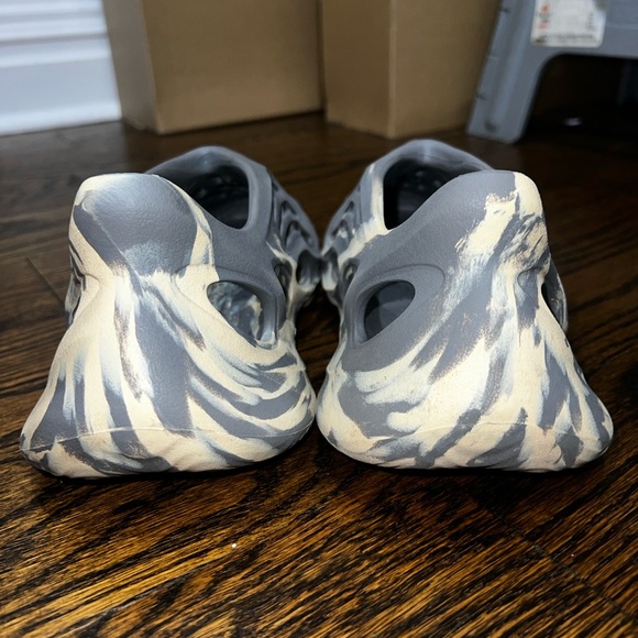 YEEZY FOAM RUNNER 'MXT MOON GREY' - Picture 3 of 11